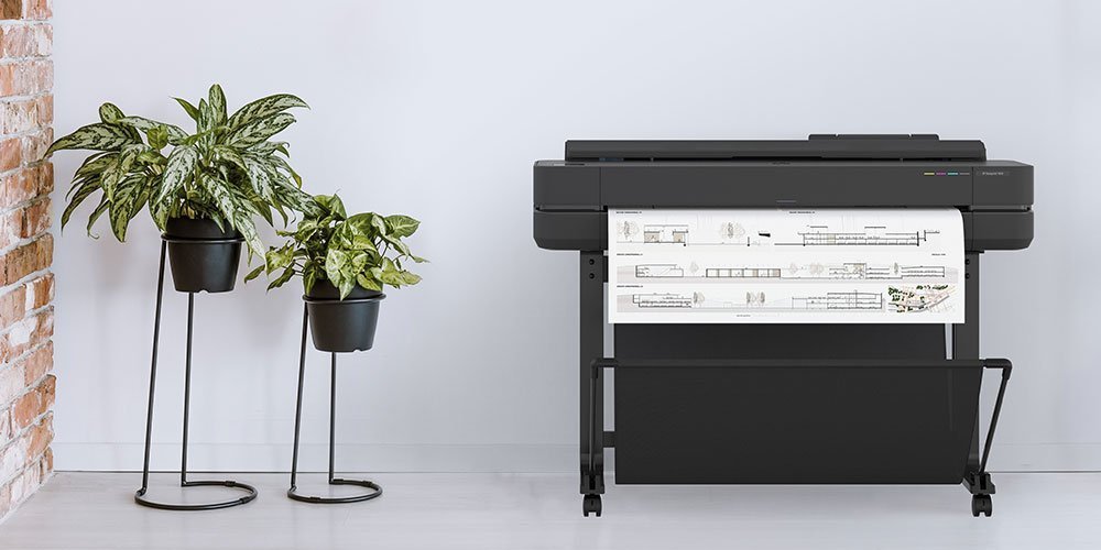 HP DesignJet打印机在工作室中打印大幅面打印